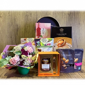 MD-HA19 Reign Deluxe XO Sauce, Premium Abalone Rice and Peach Mochi Hamper